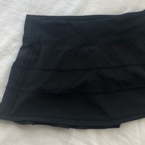 Black women’s lululemon skirt!!